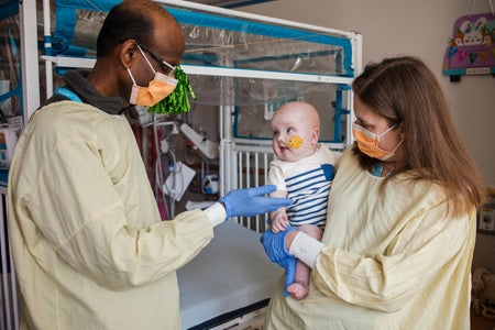 Drs. Kiran Musunuru and Rebecca Ahrens-Nicklas with patient KJ inside hospital room