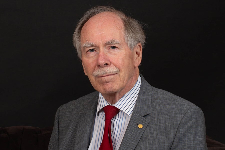 Portrait of Gerard ’t Hooft in front of a black backdrop